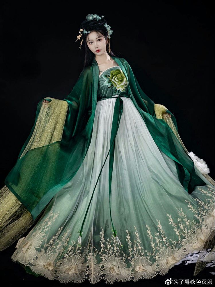 Winter Fashion Trends:Traditional Chinese Womens Tangzhuang Styles with Modern Updates Winter Fashion Trends:Traditional Chinese Womens Tangzhuang Styles with Modern Updates