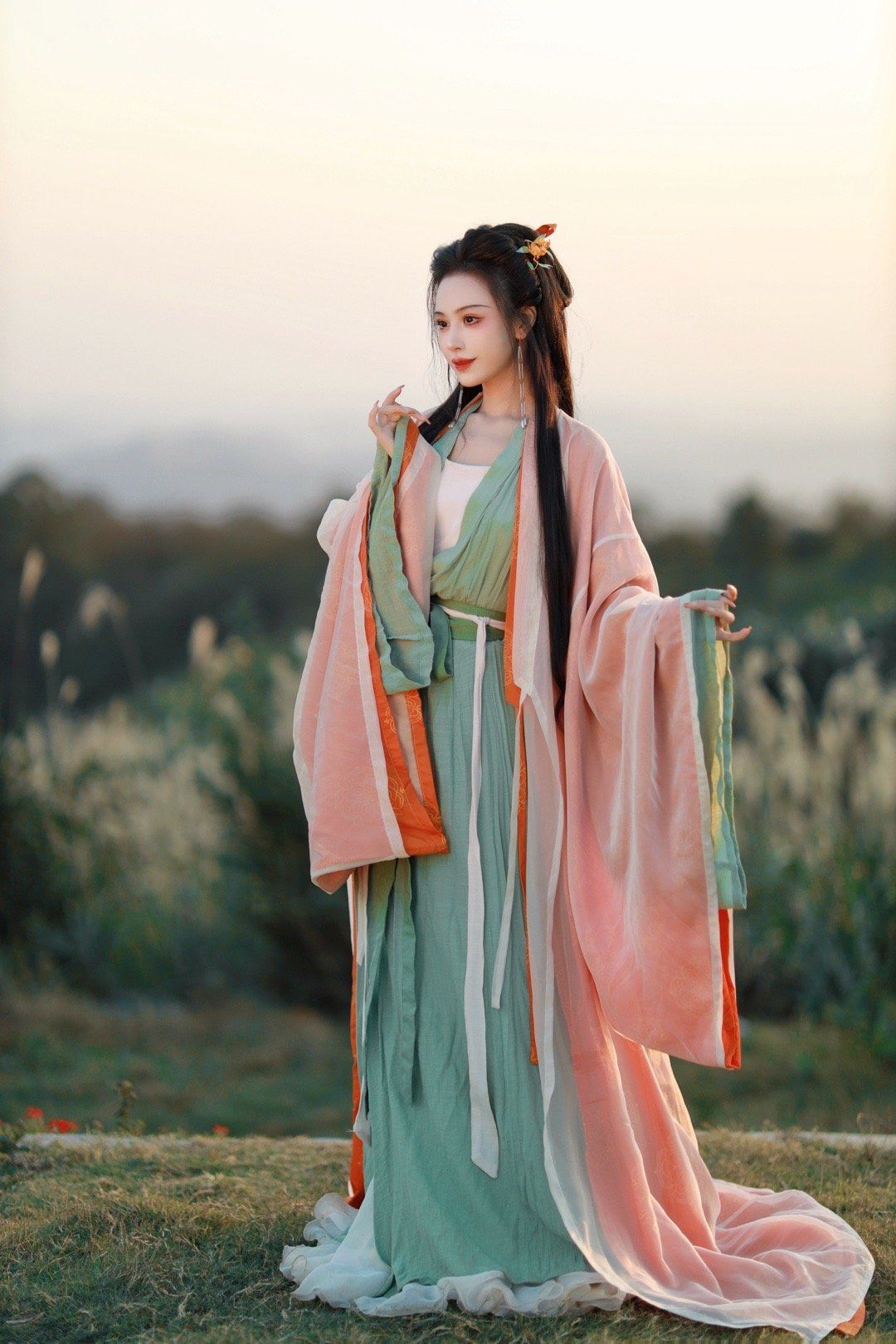 Hanfus Hidden Beauty:A Record of Splendid Splendor in Traditional Chinese Fashion Hanfus Hidden Beauty:A Record of Splendid Splendor in Traditional Chinese Fashion