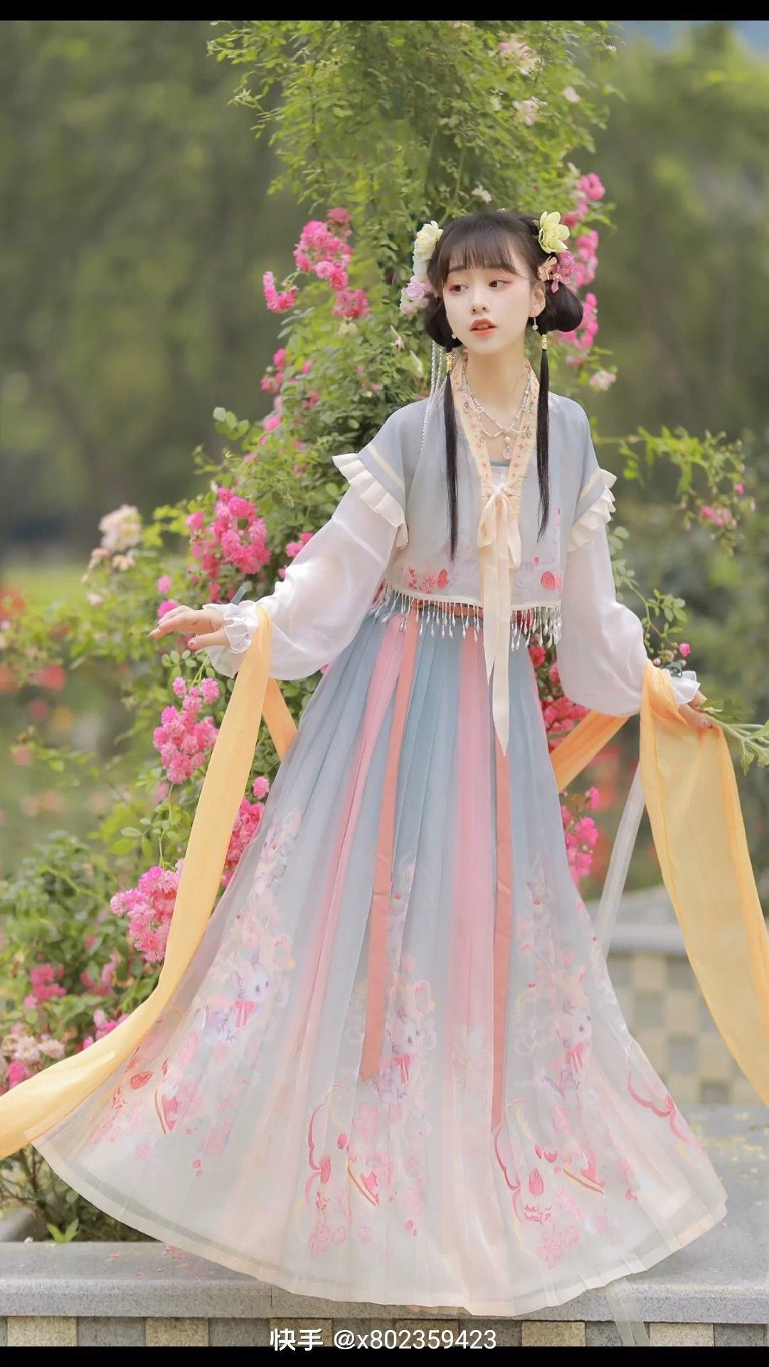 Flower Headdress and Hanfu:A Blend of Traditional Elegance and Modern Charm Flower Headdress and Hanfu:A Blend of Traditional Elegance and Modern Charm