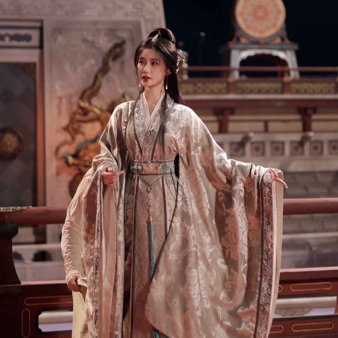 Reimagining Traditional Chinese Fashion:The Evolution of the Qipao into Modern Retro Chic Reimagining Traditional Chinese Fashion:The Evolution of the Qipao into Modern Retro Chic