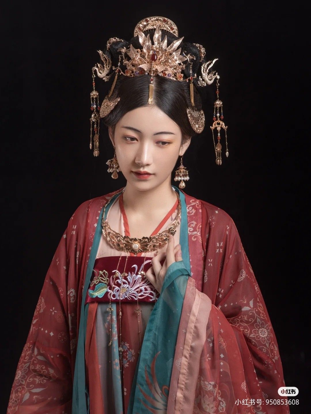 The Evolution of Cheongsam-Inspired Gowns:A Knee-Over Refinement