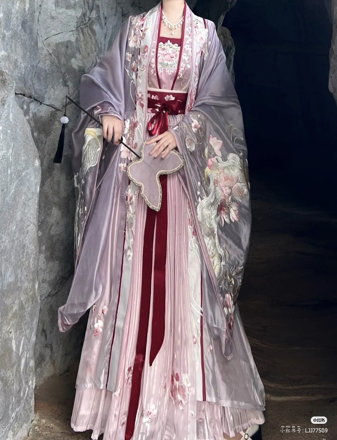 Chic Cheongsam with Open Jacket and New Style Small Shawl:A Blend of Tradition and Modernity Chic Cheongsam with Open Jacket and New Style Small Shawl:A Blend of Tradition and Modernity