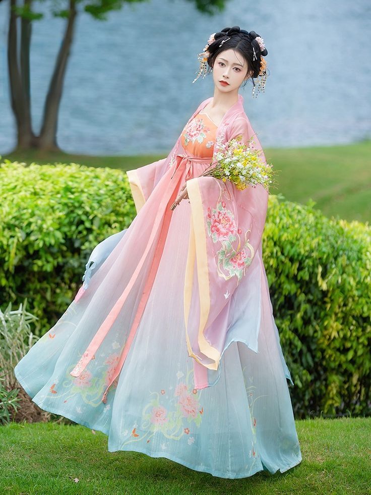 Exploring the Exotic Charm of Hanfu Costume:敦煌飞天 Headwear Inspired by Dunhuang Art Exploring the Exotic Charm of Hanfu Costume:敦煌飞天 Headwear Inspired by Dunhuang Art