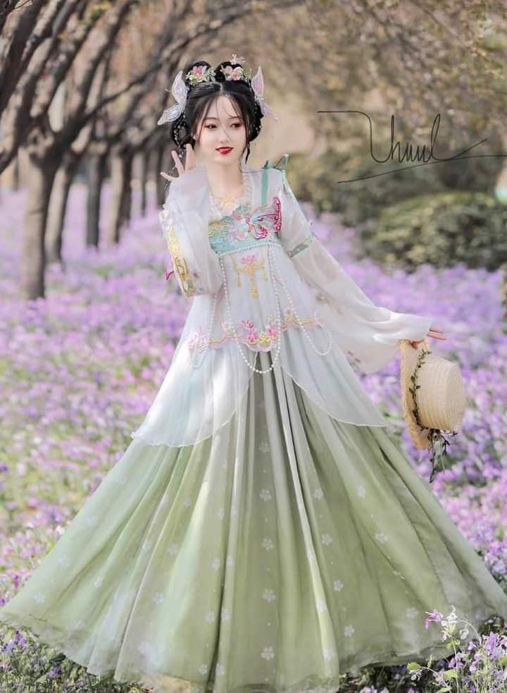Embroidery-Adorned Cheongsam:A Closer Look at the Mid-Length Style Embroidery-Adorned Cheongsam:A Closer Look at the Mid-Length Style