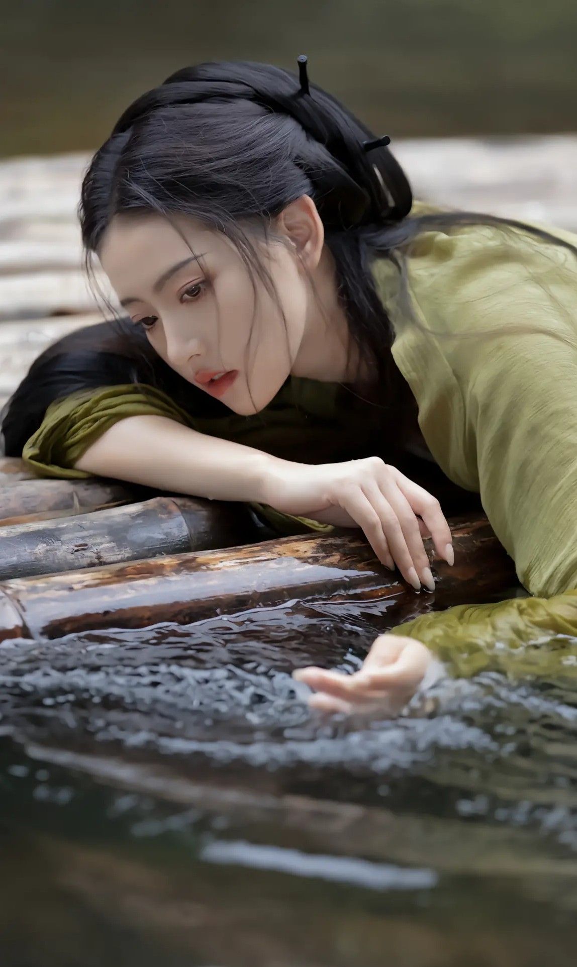 Embracing a New Era:Hong Kong Style Young Flag袍 Embracing a New Era:Hong Kong Style Young Flag袍