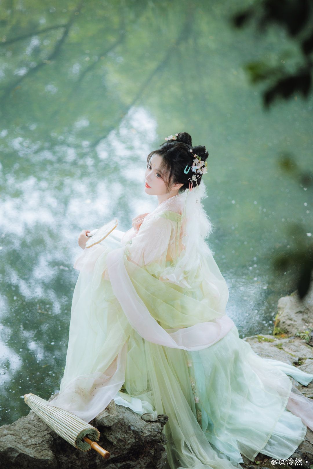 Enchanting Encounter:Yao Sister Meets the Divine Deer in Traditional Hanfu Splendor Enchanting Encounter:Yao Sister Meets the Divine Deer in Traditional Hanfu Splendor
