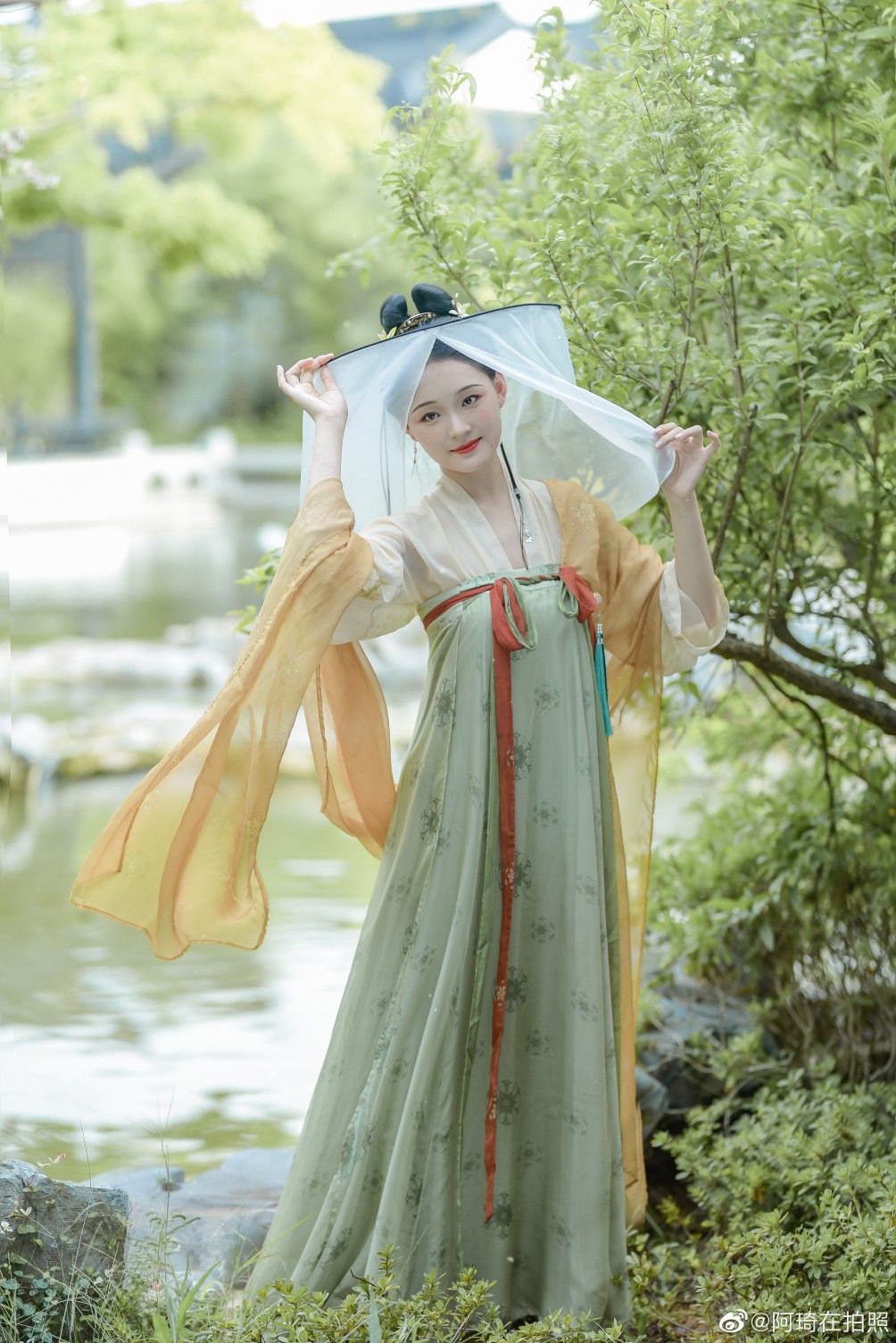 Elegant and Enchanting:The Ancient Fairy Tale of Adult Women in Hanfu Traditional Chinese Dress Elegant and Enchanting:The Ancient Fairy Tale of Adult Women in Hanfu Traditional Chinese Dress