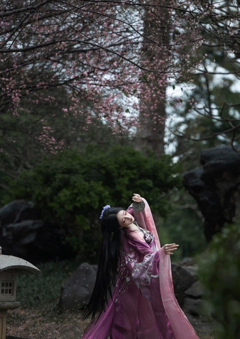 Embracing Modernity in a Cheongsam:Youthful and Elegant Revamp for the Modern Teen Girl Embracing Modernity in a Cheongsam:Youthful and Elegant Revamp for the Modern Teen Girl