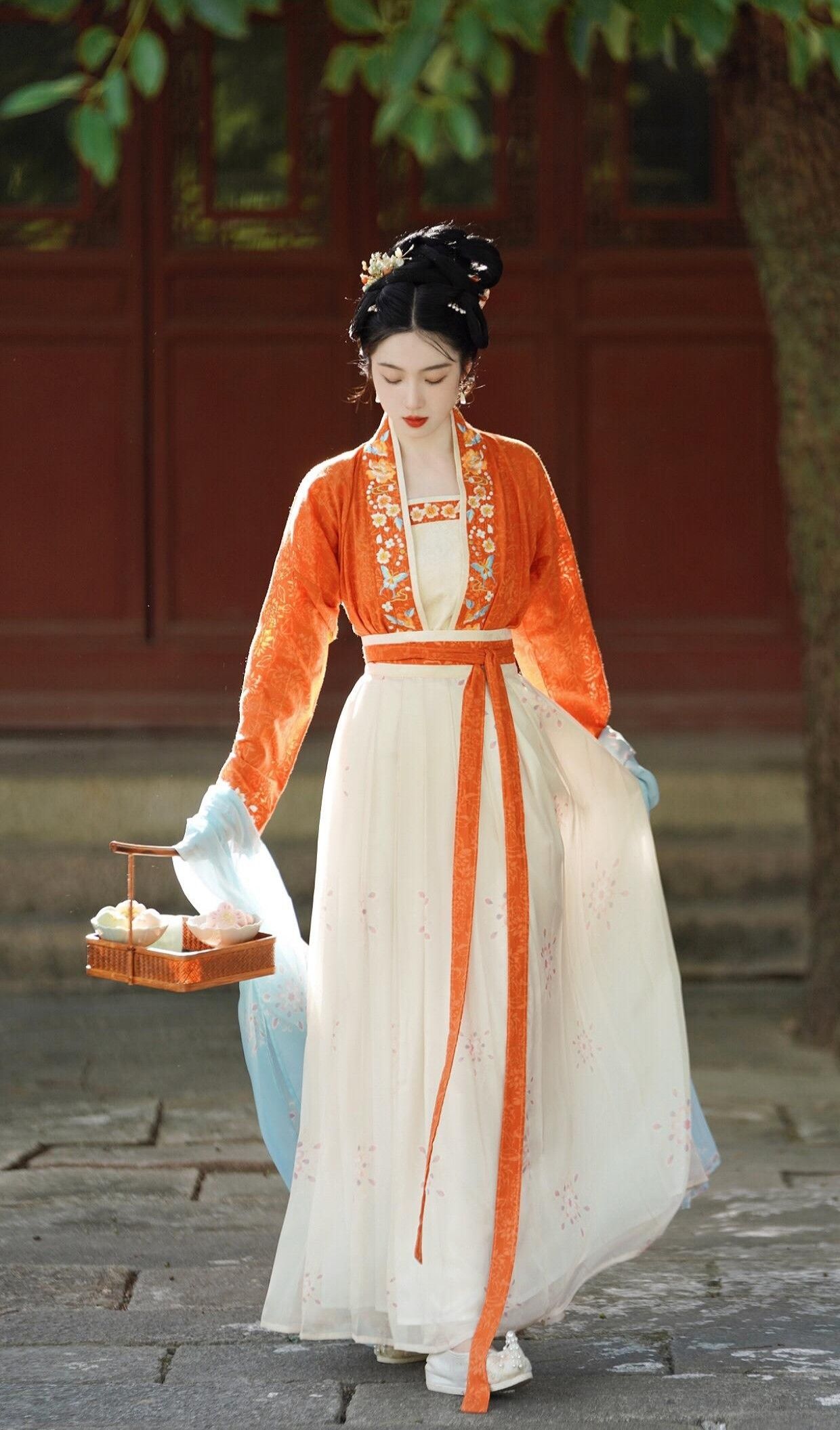 Spring Commuting in a Light Hanfu Fashion with Chinese Elements Spring Commuting in a Light Hanfu Fashion with Chinese Elements
