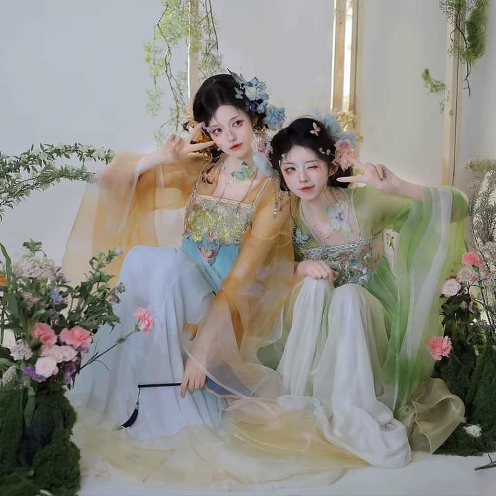 The Charm of a Cream-Colored Cheongsam Blouse The Charm of a Cream-Colored Cheongsam Blouse