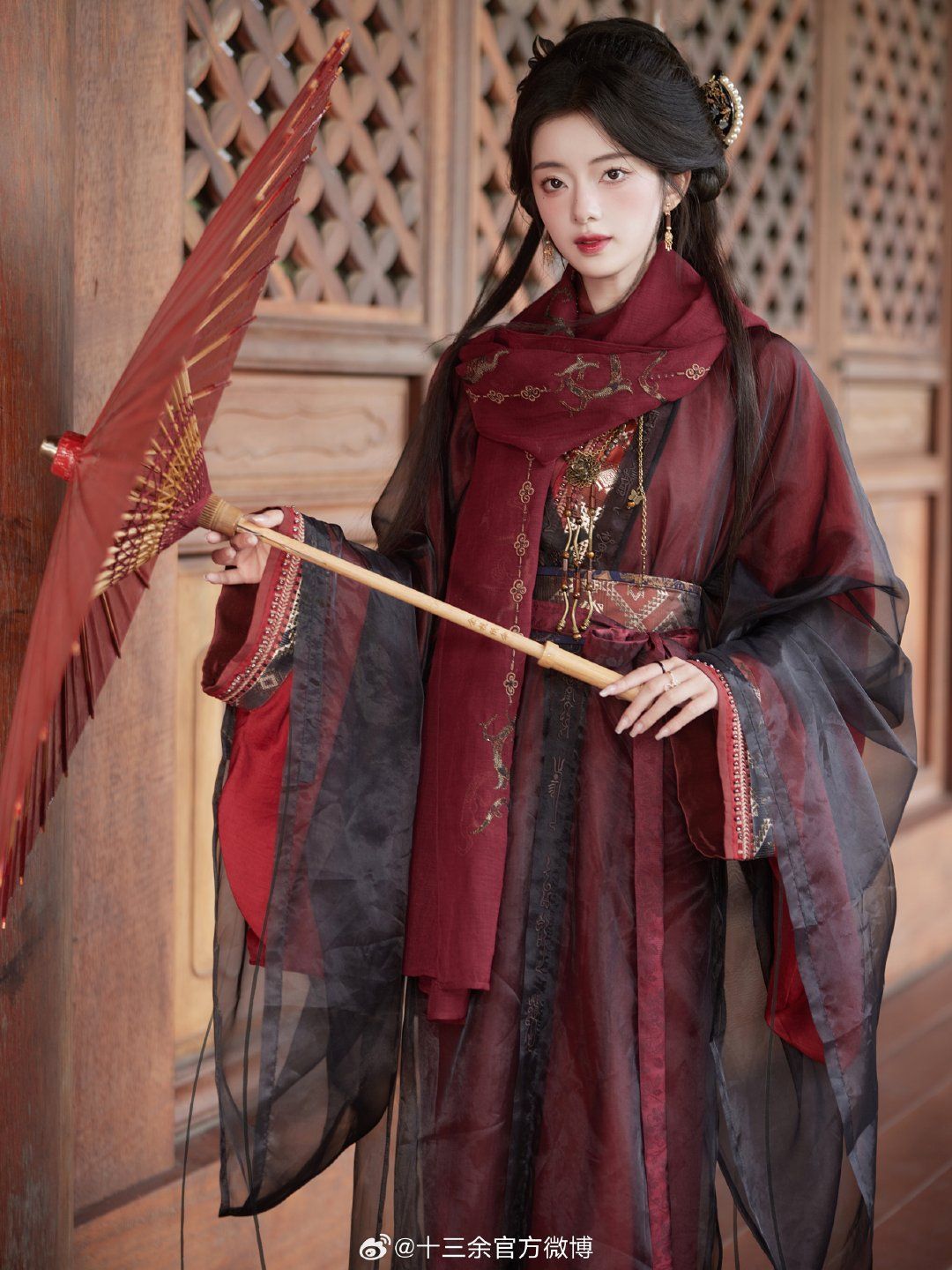 The Splendid Beauty of the Pleated Skirt in Traditional Chinese Hanfu Fashion The Splendid Beauty of the Pleated Skirt in Traditional Chinese Hanfu Fashion
