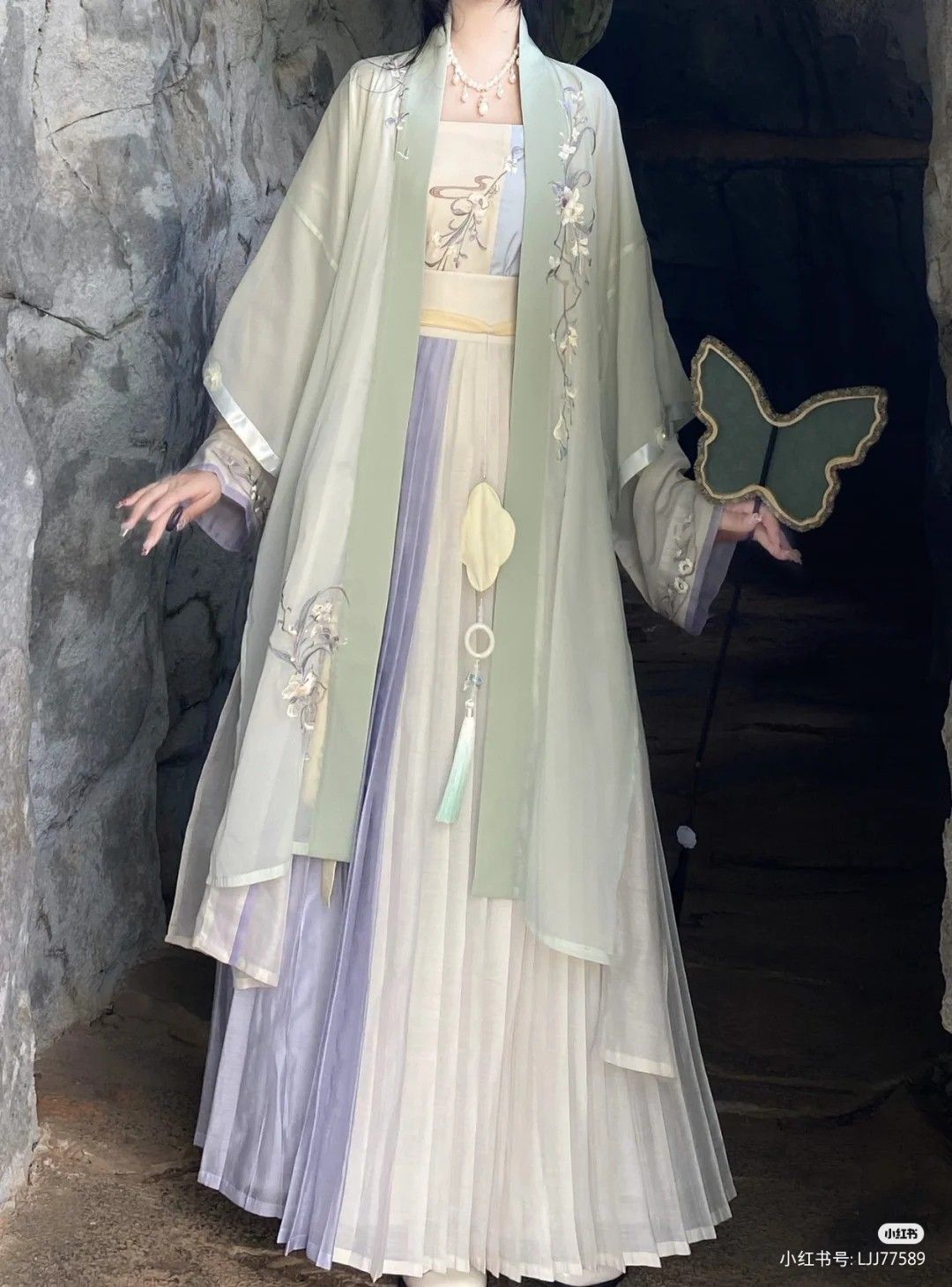 Reinventing Hanfu Fashion for the Petite Figure:A Guide to汉服改良 for Little Ones Reinventing Hanfu Fashion for the Petite Figure:A Guide to汉服改良 for Little Ones