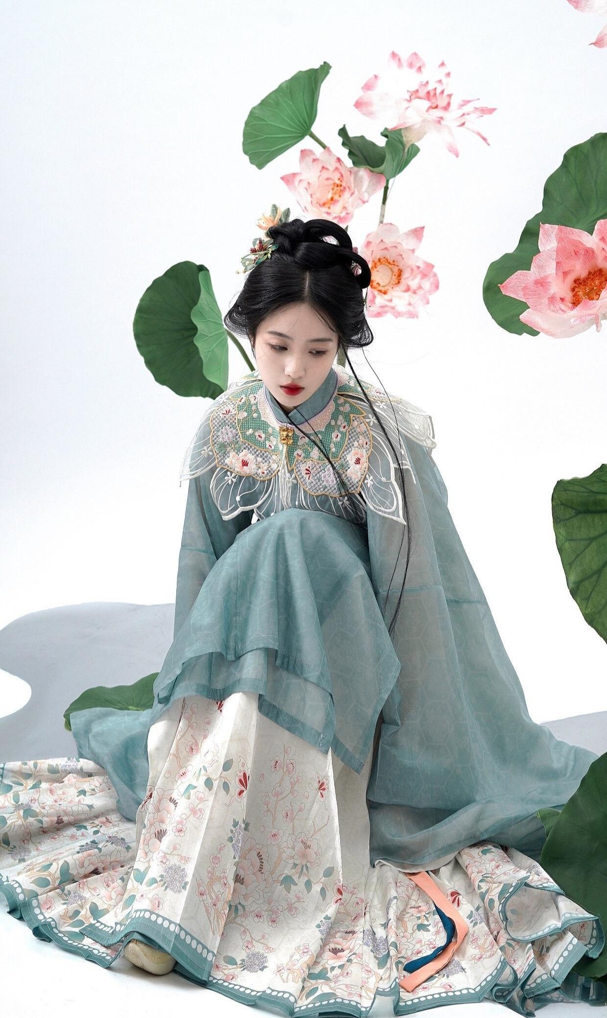 Qipao:The Revival of Traditional Student Fashion in the Republic Era Qipao:The Revival of Traditional Student Fashion in the Republic Era