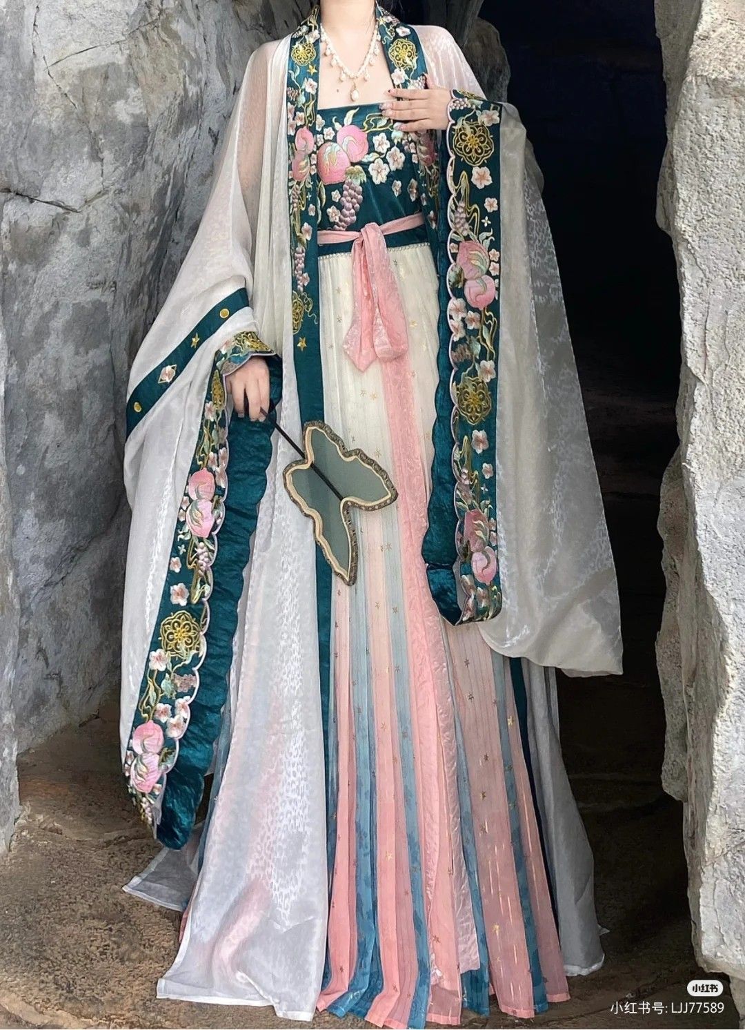 Ming-Qing Hanfu Women:Embodying Traditional Elegance in Hanfu Fashion Ming-Qing Hanfu Women:Embodying Traditional Elegance in Hanfu Fashion