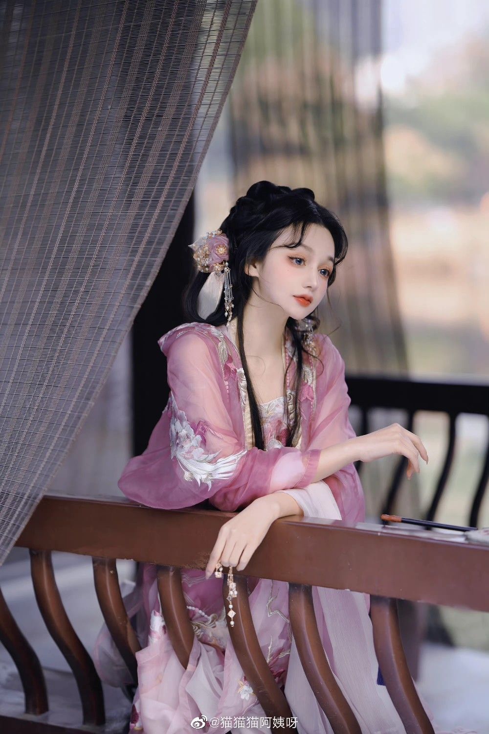 Vintage Charm of Cheongsam and Shawls:Summer Retro of Old Shanghais Fashion