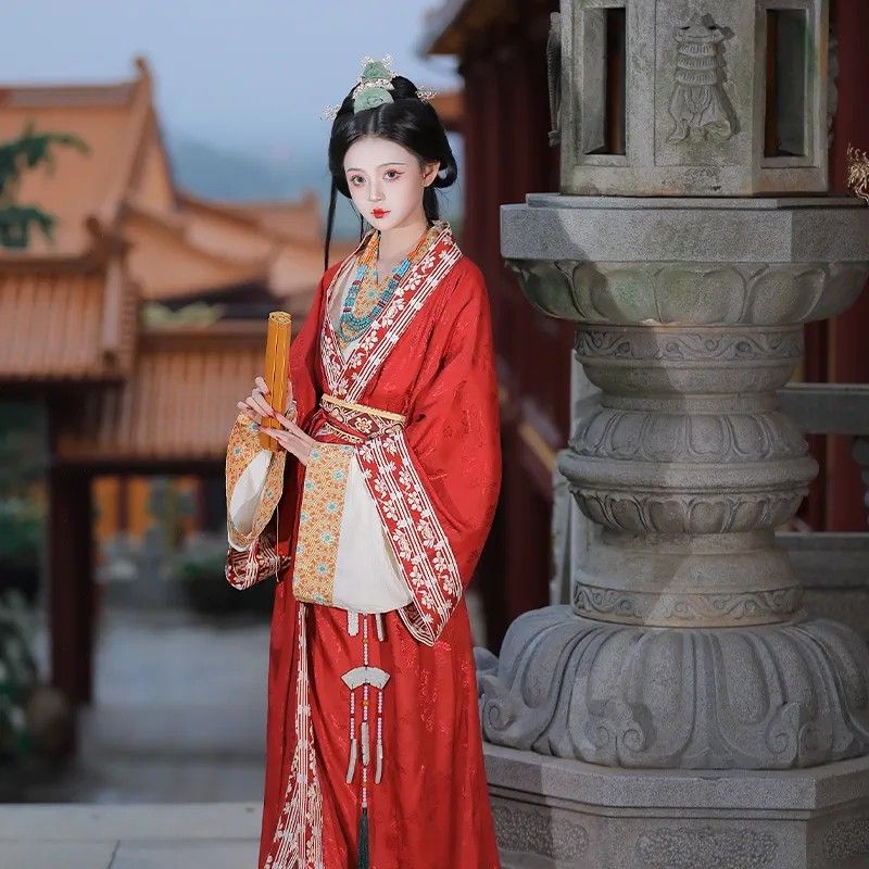 Ink Paintings of Horseface Skirt Ensemble:A Blend of Tradition and Modernity Ink Paintings of Horseface Skirt Ensemble:A Blend of Tradition and Modernity
