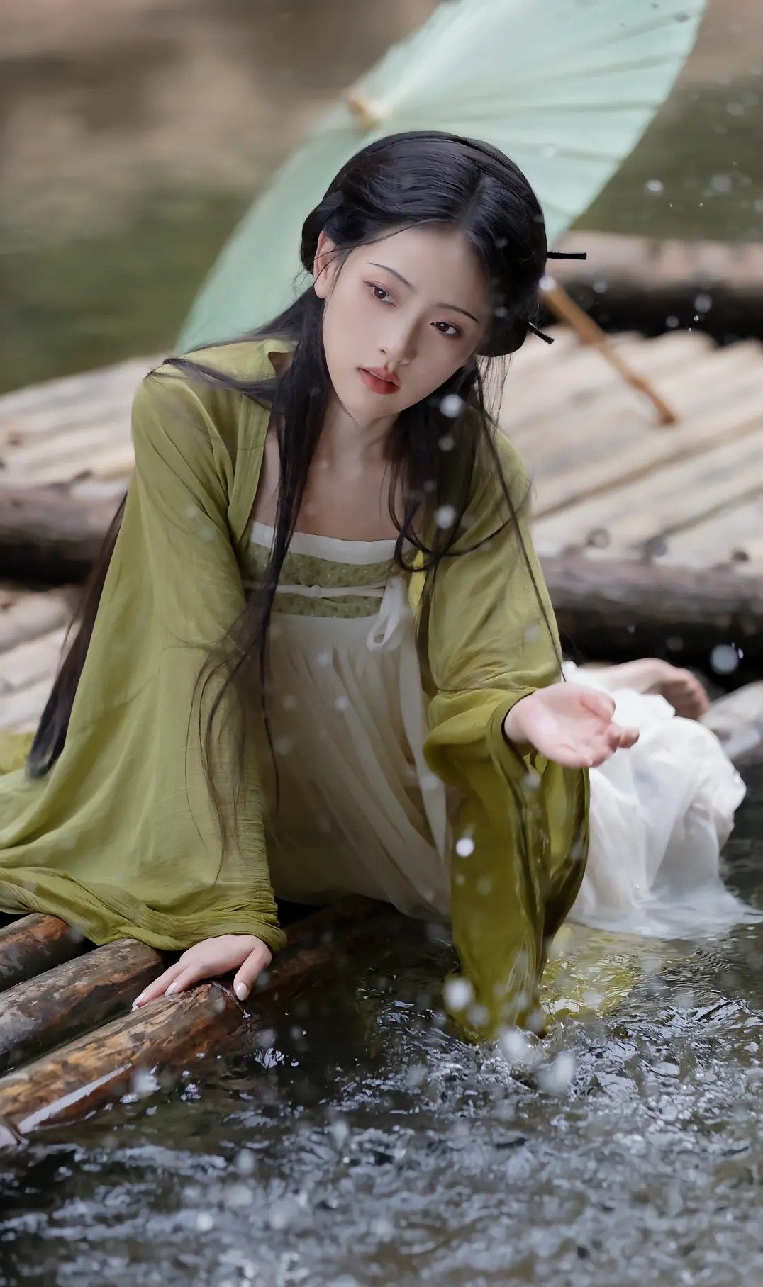 Embracing Tradition:Fan Zhiqiaos Qipao Design Journey Embracing Tradition:Fan Zhiqiaos Qipao Design Journey