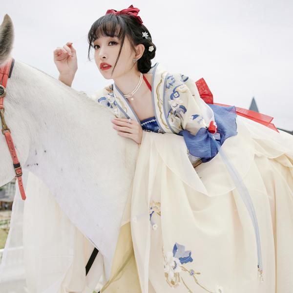 The Enigma of a Fairy-like Hanfu Woman The Enigma of a Fairy-like Hanfu Woman