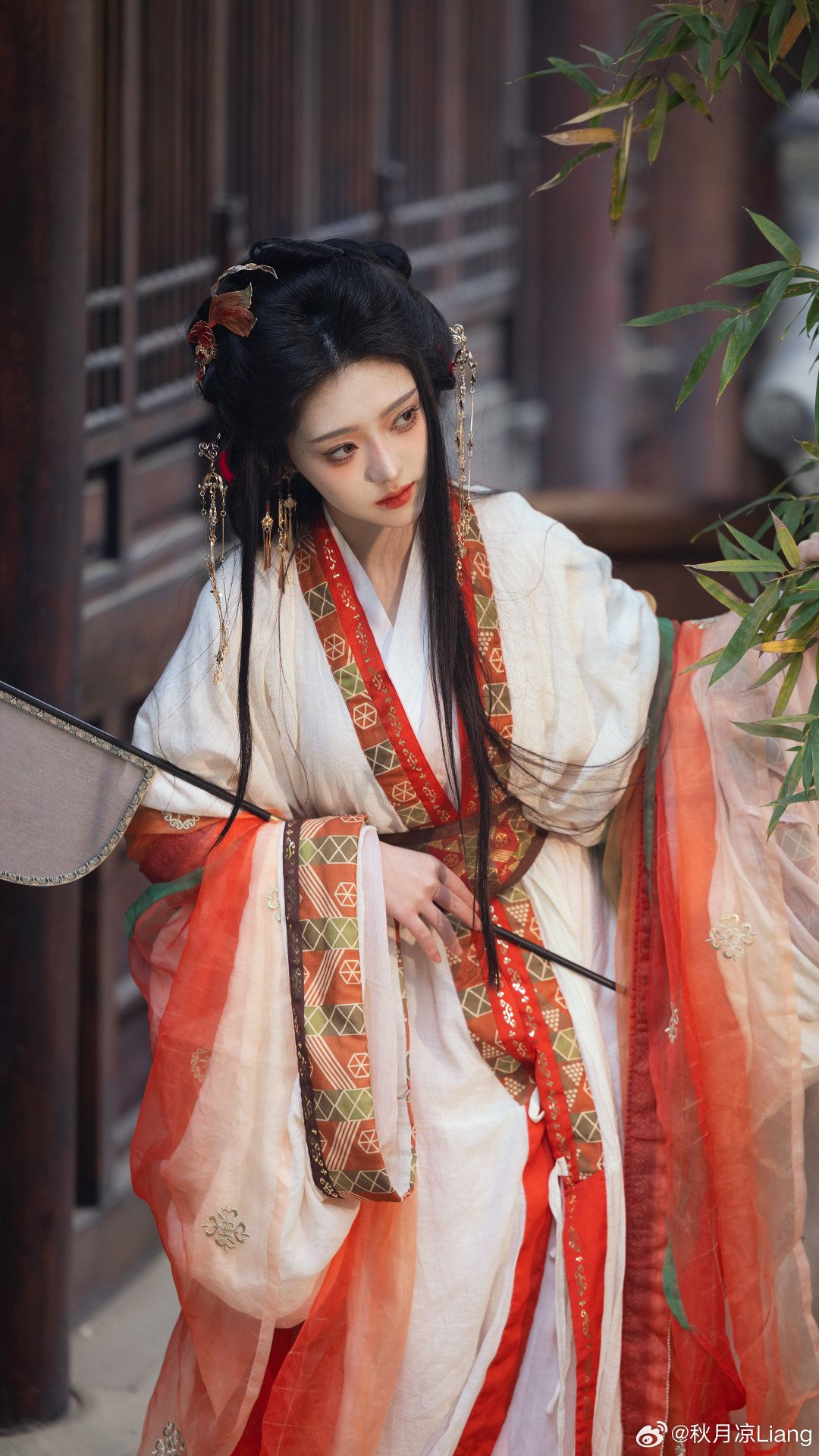 Twin Soul in Traditional Splendor:A Tale of Two Friends and Their Hanfu Fashion Journey Twin Soul in Traditional Splendor:A Tale of Two Friends and Their Hanfu Fashion Journey