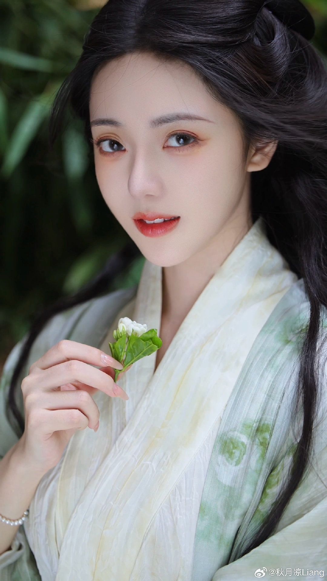 The Splendor of Hanfu Tang-Style in Golden Glory The Splendor of Hanfu Tang-Style in Golden Glory