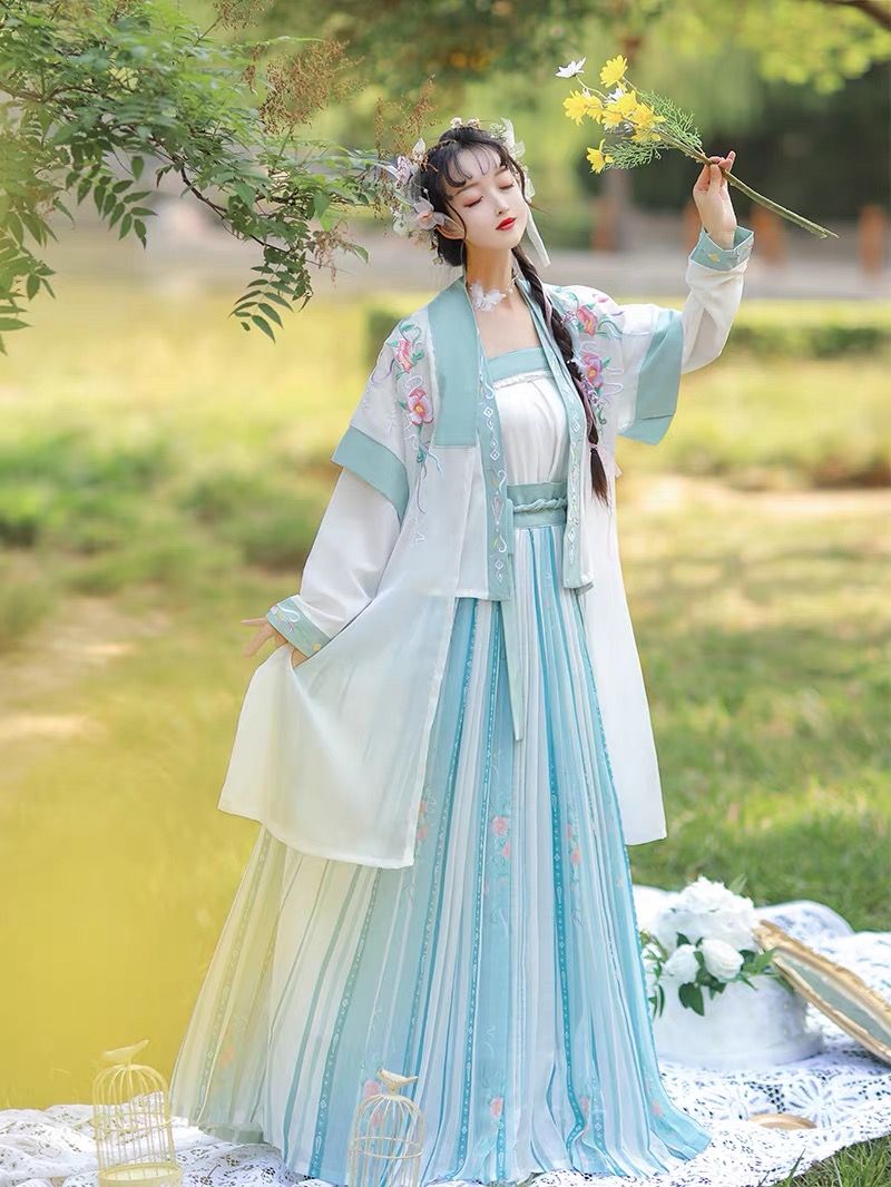 New Year Family Qipao Tang Costumes:Embracing Tradition in Celebration New Year Family Qipao Tang Costumes:Embracing Tradition in Celebration