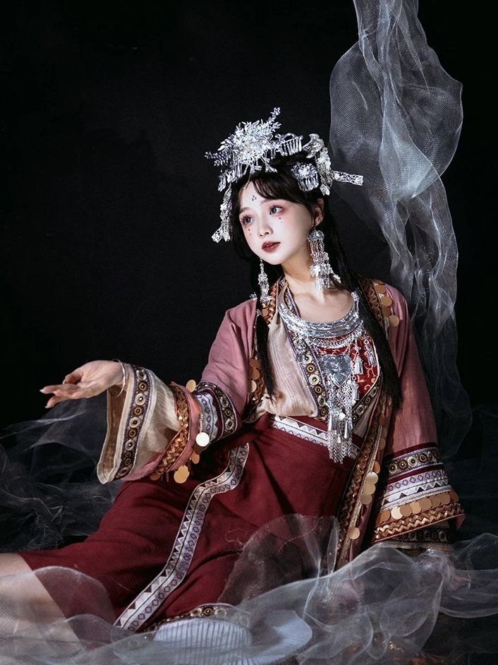 Little Girls in Ancient Costumes:The Rise of the Child Fairy-like Hanfu Fashion Influencers Little Girls in Ancient Costumes:The Rise of the Child Fairy-like Hanfu Fashion Influencers