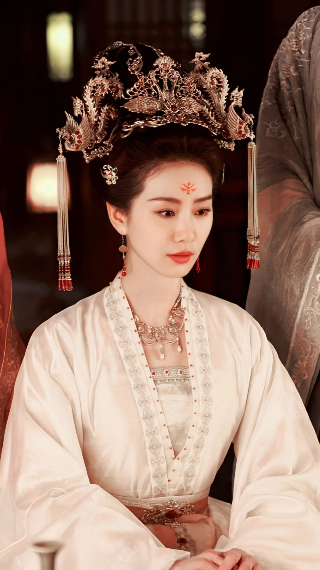 Short Hair Buns and Hairpins in Traditional Hanfu Fashion Short Hair Buns and Hairpins in Traditional Hanfu Fashion