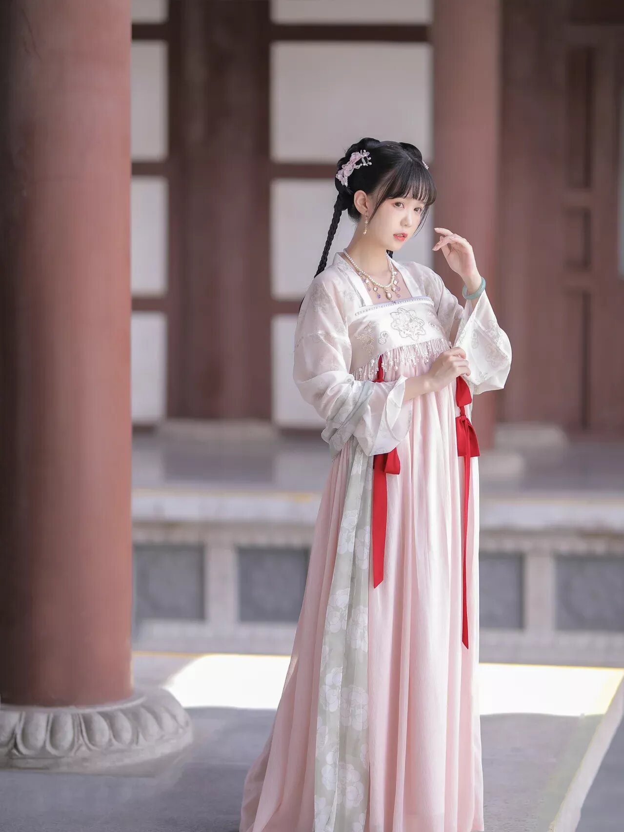 Tall and Elegant:The Rise of the Cheongsam-Inspired Neo-Chinese Fashion in Modern Times Tall and Elegant:The Rise of the Cheongsam-Inspired Neo-Chinese Fashion in Modern Times