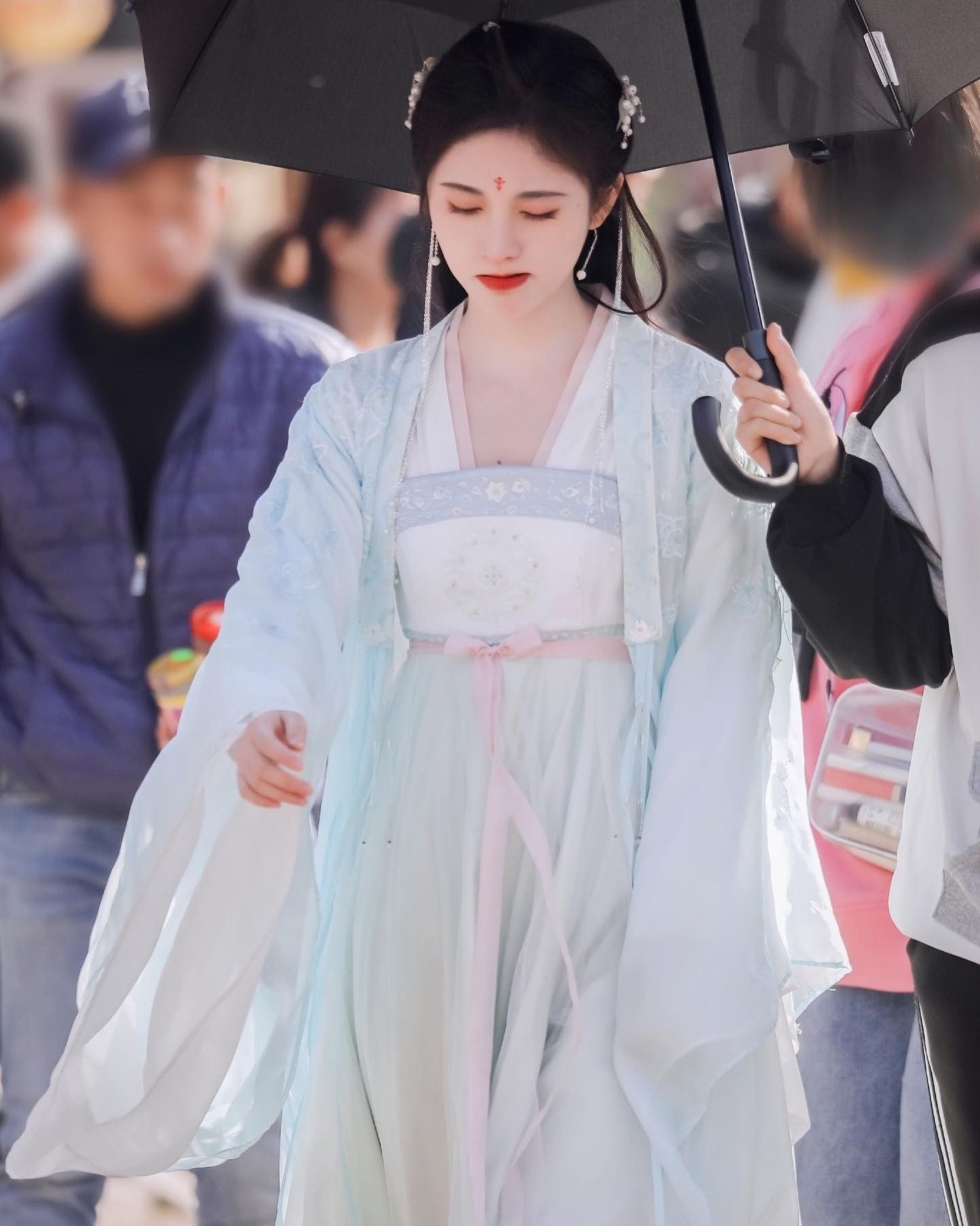 The Splendor of Spring in Hanfu:The Story of Anhua Chunhanfu The Splendor of Spring in Hanfu:The Story of Anhua Chunhanfu