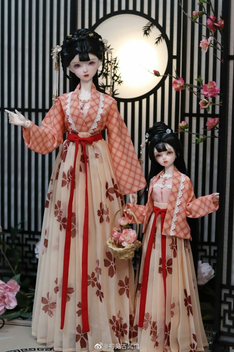 Vibrant Red Hanfu:The Essence of Traditional Chinese Elegance Vibrant Red Hanfu:The Essence of Traditional Chinese Elegance