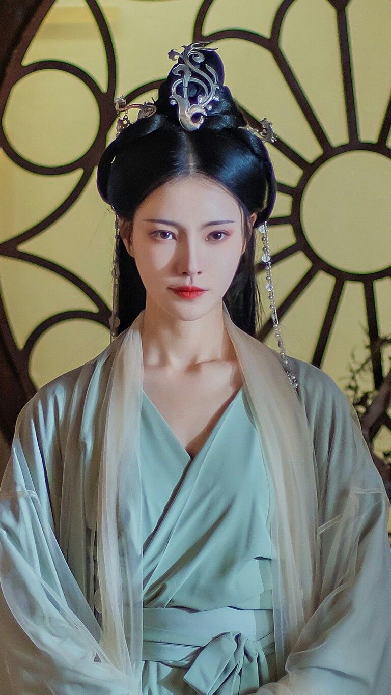 Reinventing Dunhuang Style in Modern Hanfu Fashion Reinventing Dunhuang Style in Modern Hanfu Fashion