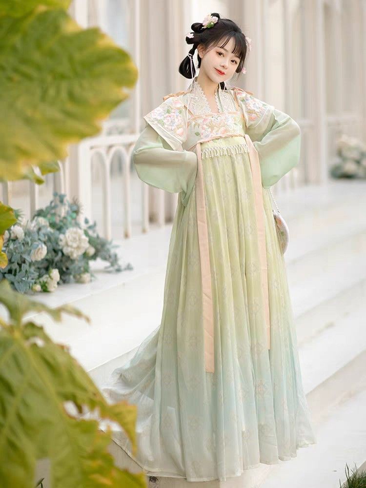 The Ethereal World of Martial Arts Heroes in Hanfu Costumes The Ethereal World of Martial Arts Heroes in Hanfu Costumes