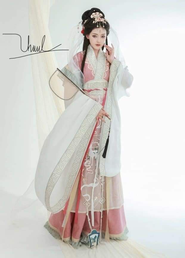 Embracing Modernity:The Evolution of Youthful Cheongsam with Blue and White Porcelain Patterns Embracing Modernity:The Evolution of Youthful Cheongsam with Blue and White Porcelain Patterns