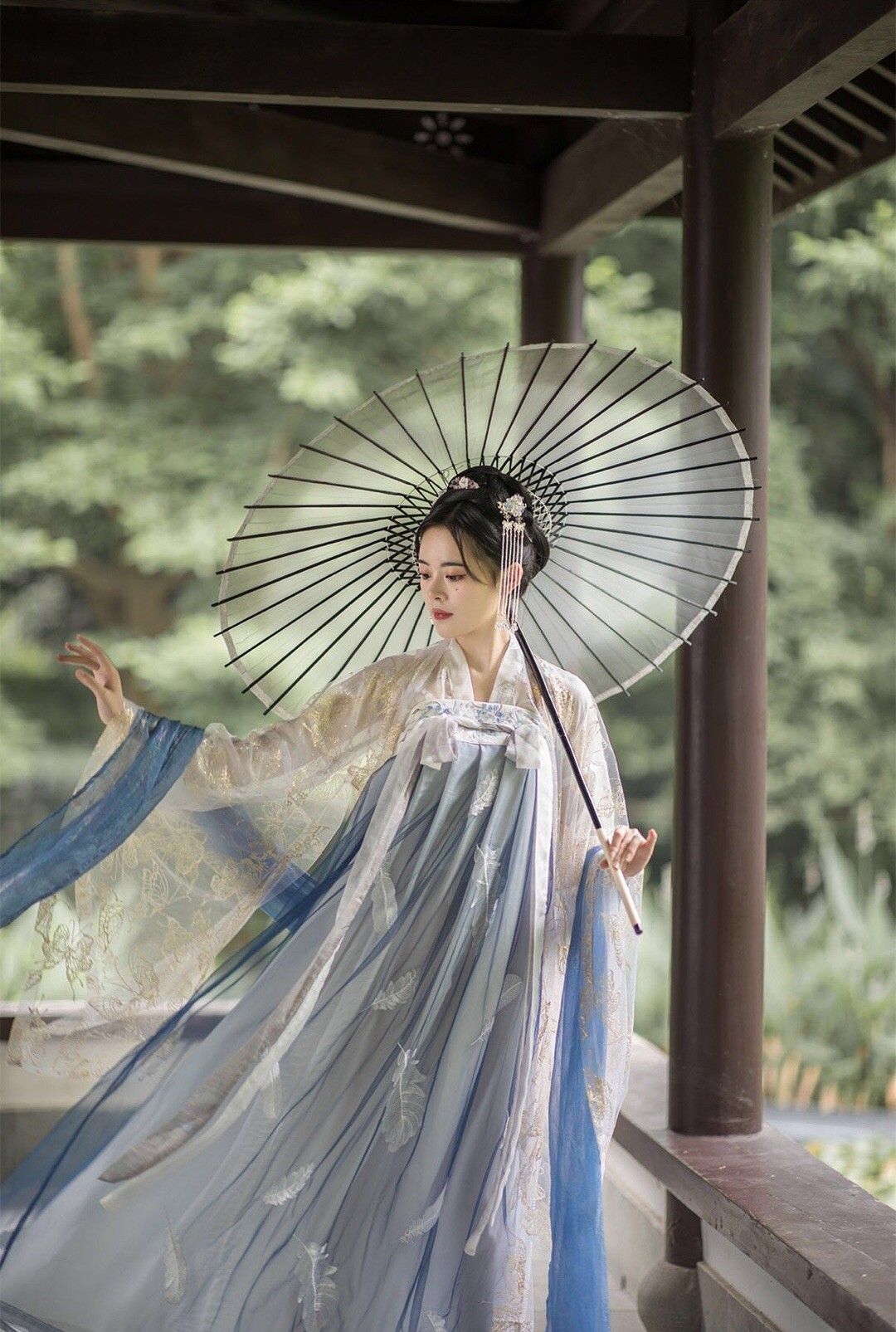 Reinventing the Cheongsam:V-neck Vogue for the 2024 High-End Fashion Season Reinventing the Cheongsam:V-neck Vogue for the 2024 High-End Fashion Season