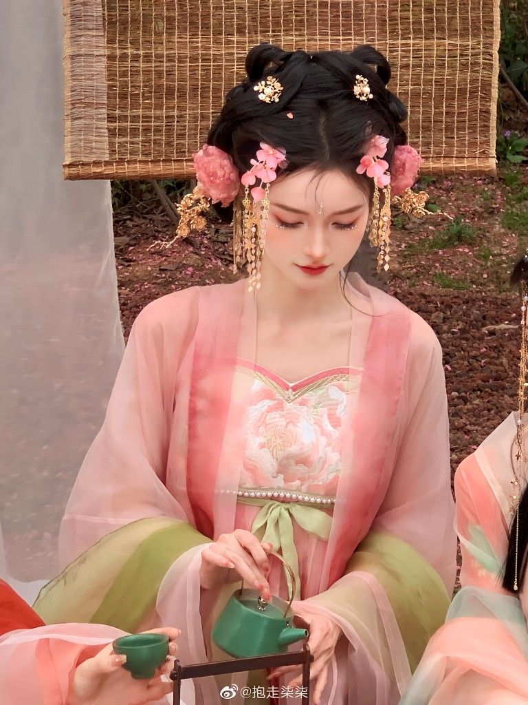 Earrings as Accessories for the Horseface Skirt:A Cultural Exploration Earrings as Accessories for the Horseface Skirt:A Cultural Exploration