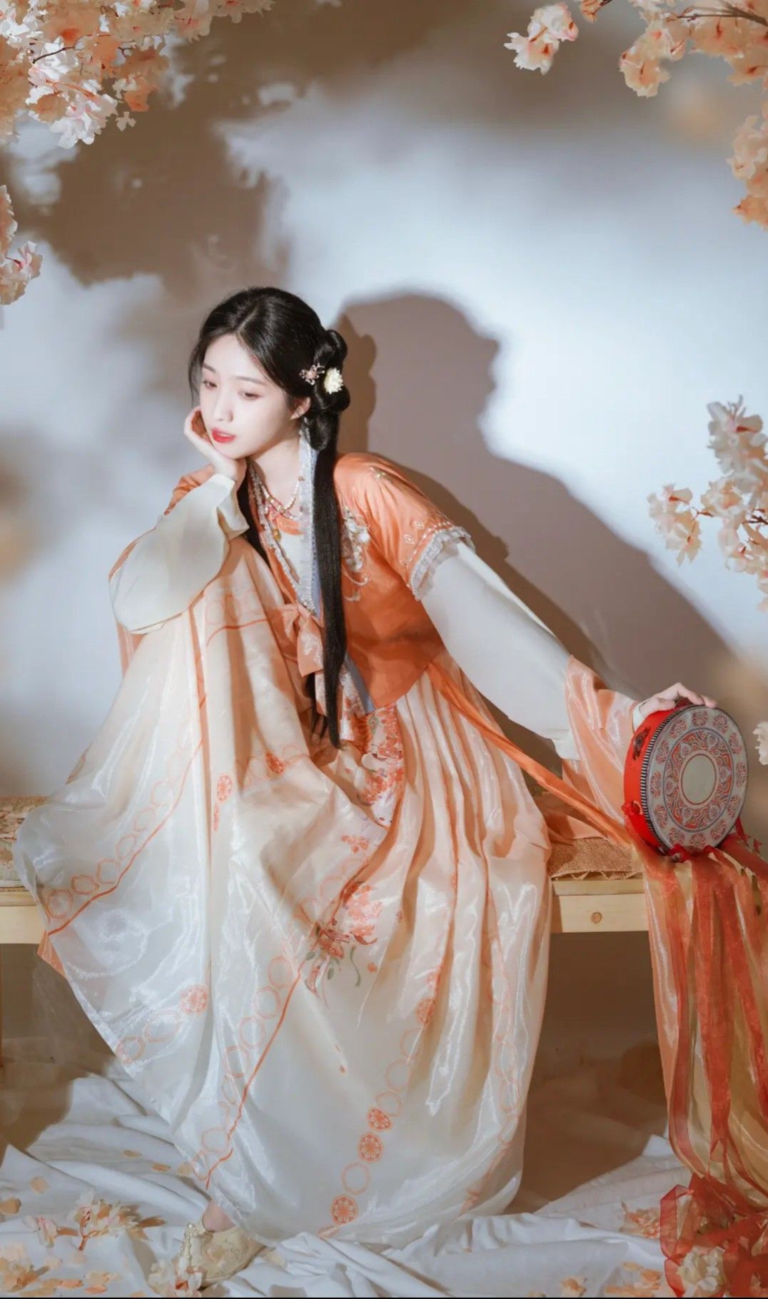 Blue and White Splendor:The Art of Qipao Performance Wear with Porcelain Blue-and-White Patterns Blue and White Splendor:The Art of Qipao Performance Wear with Porcelain Blue-and-White Patterns