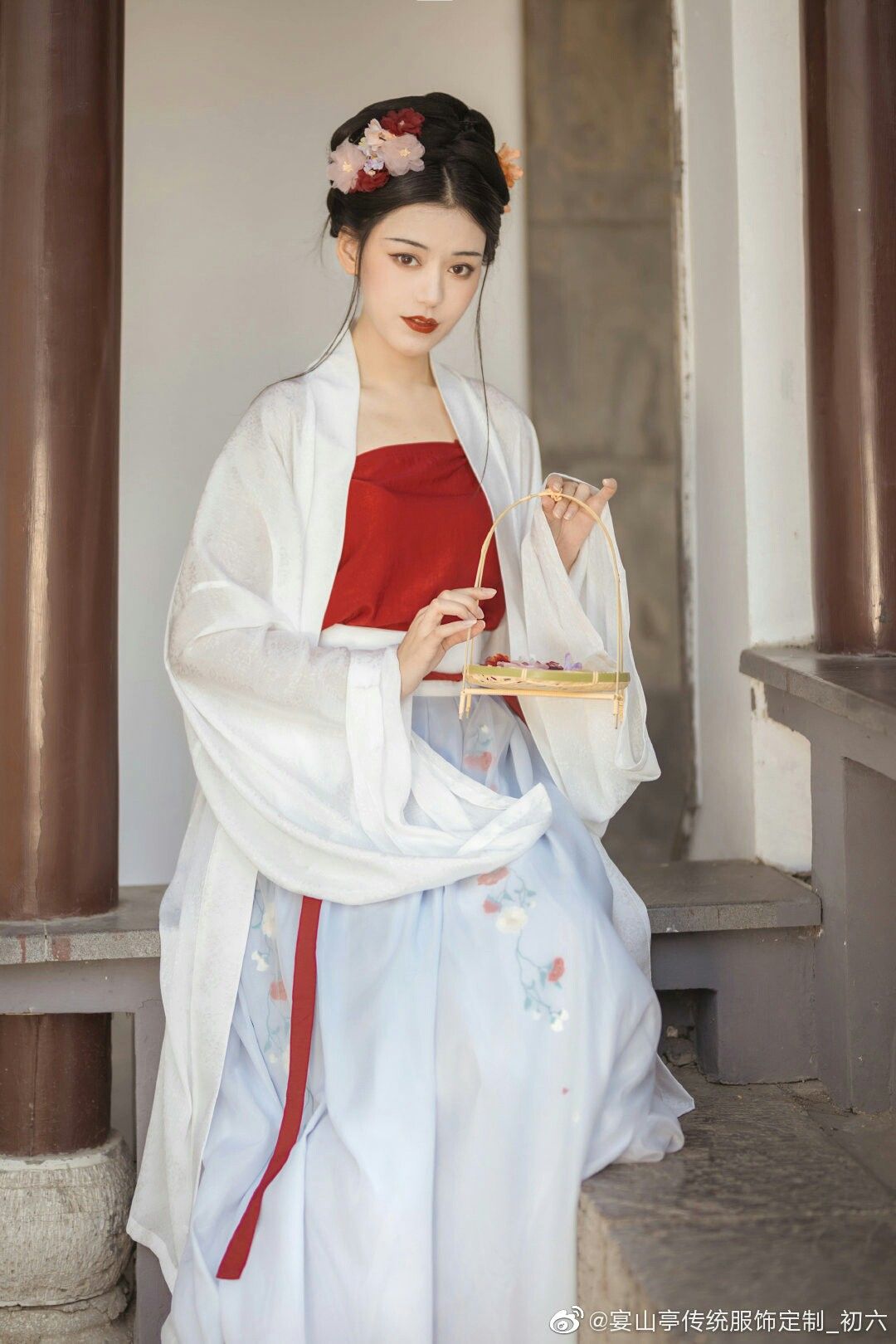 Dreaming in Traditional Hanfu:Originality and Cultural Continuity in Modern Han Clothing Dreaming in Traditional Hanfu:Originality and Cultural Continuity in Modern Han Clothing