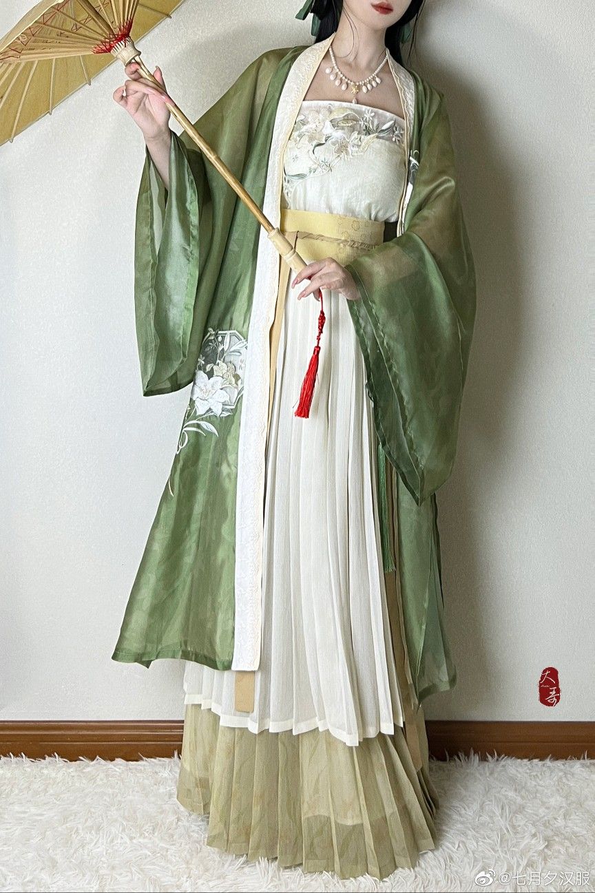 The Joy of a Match:The Cheongsam and Shawl for a Beloved Mother-in-Law The Joy of a Match:The Cheongsam and Shawl for a Beloved Mother-in-Law