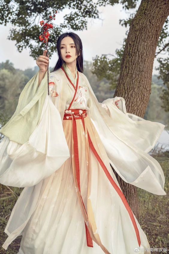 The World of Two-Year-Old in Traditional Chinese Hanfu Fashion The World of Two-Year-Old in Traditional Chinese Hanfu Fashion
