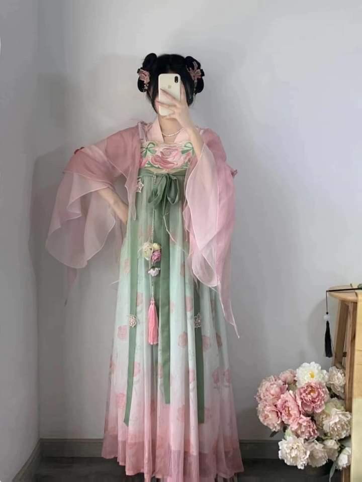 Cheongsam Women in Summer:The Allure of Traditional Chinese Fashion in the Republic Era Cheongsam Women in Summer:The Allure of Traditional Chinese Fashion in the Republic Era