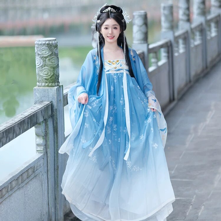 Commuting in Style:Modernizing Hanfu for a Fall-Winter Office Look Commuting in Style:Modernizing Hanfu for a Fall-Winter Office Look