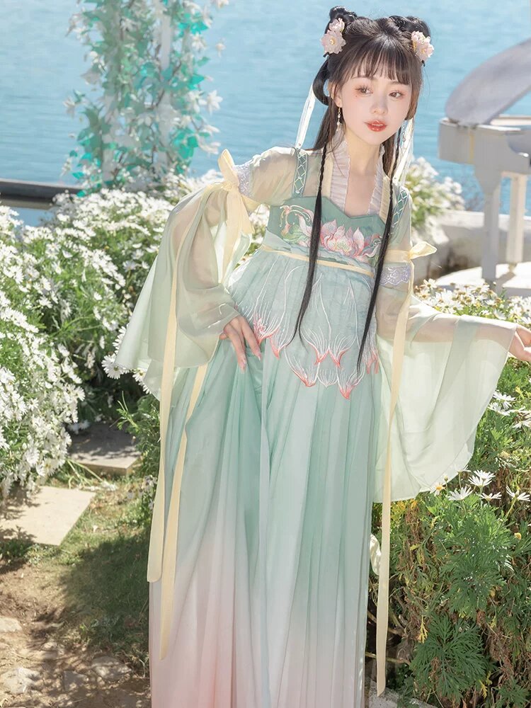 The Union of Love in Cheongsam:A Traditional Chinese Wedding Ceremony The Union of Love in Cheongsam:A Traditional Chinese Wedding Ceremony