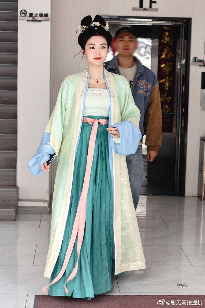 Summer Girl in Hanfu Fashion:A Guide to Styling Your Little One in Traditional Chinese Attire Summer Girl in Hanfu Fashion:A Guide to Styling Your Little One in Traditional Chinese Attire