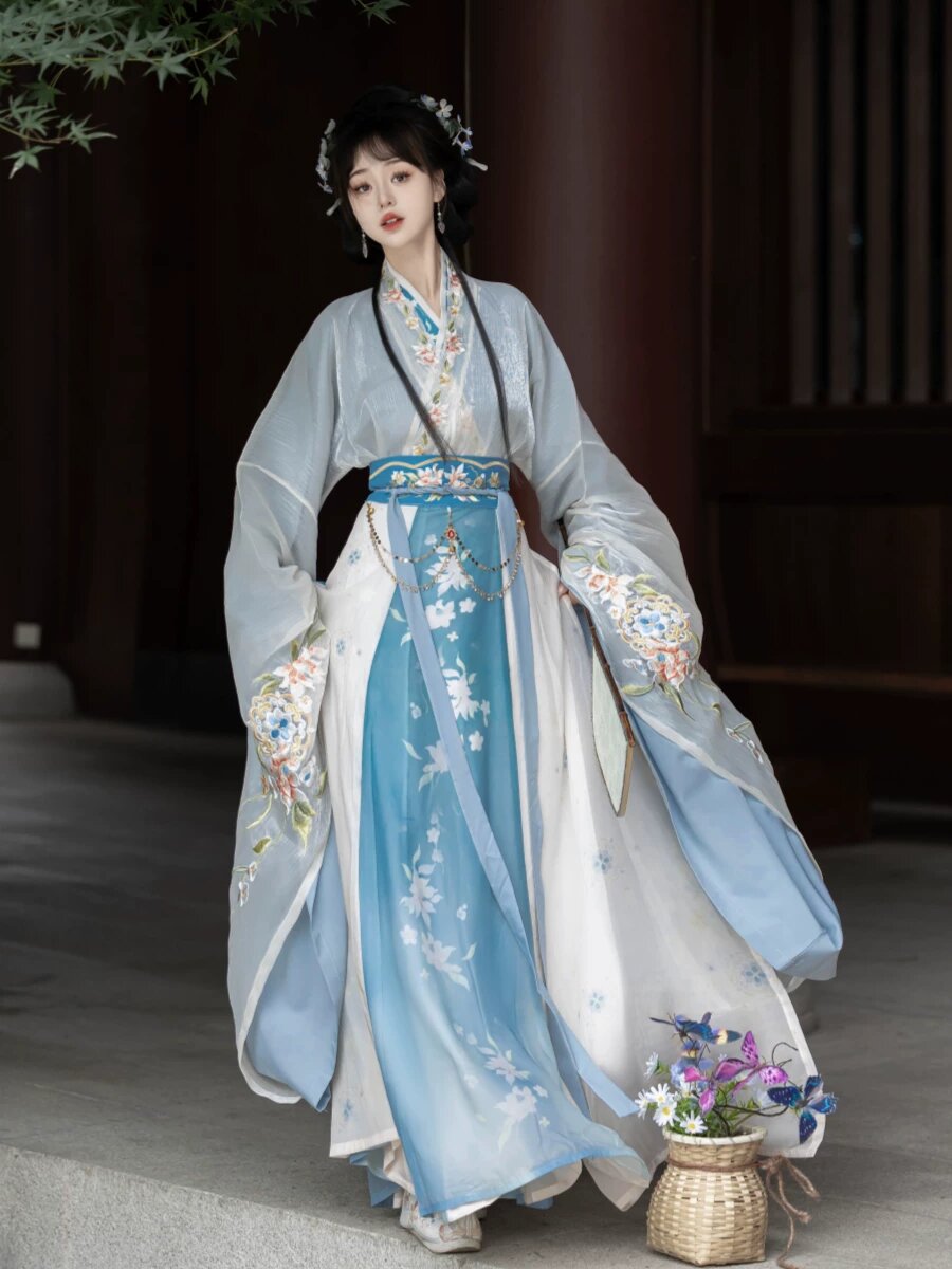 Winter Celebration:Traditional Chinese New Years Visit in Thickened Cheongsam and Elegant Tang Suit Winter Celebration:Traditional Chinese New Years Visit in Thickened Cheongsam and Elegant Tang Suit