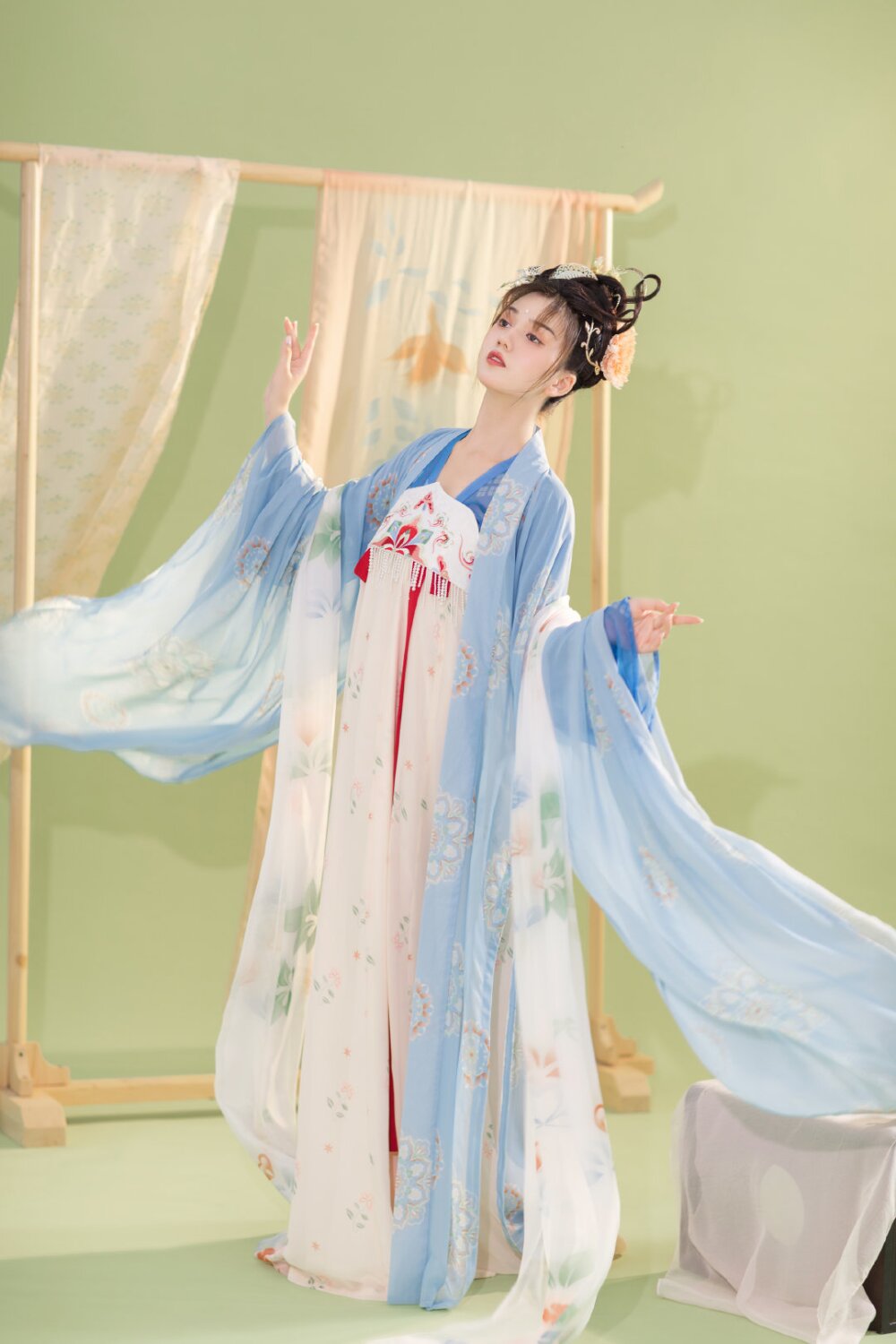 The Allure of Hanfu Fashion:Following in the Steps of Lu Xiaoyu The Allure of Hanfu Fashion:Following in the Steps of Lu Xiaoyu