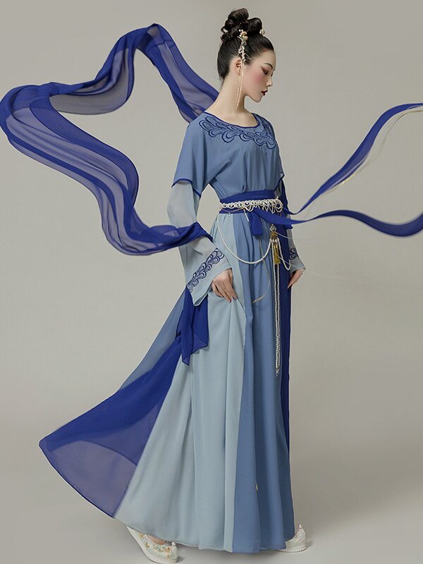 The Elegance of Qiyi Hanfu:The Fish-Tail Cheongsam