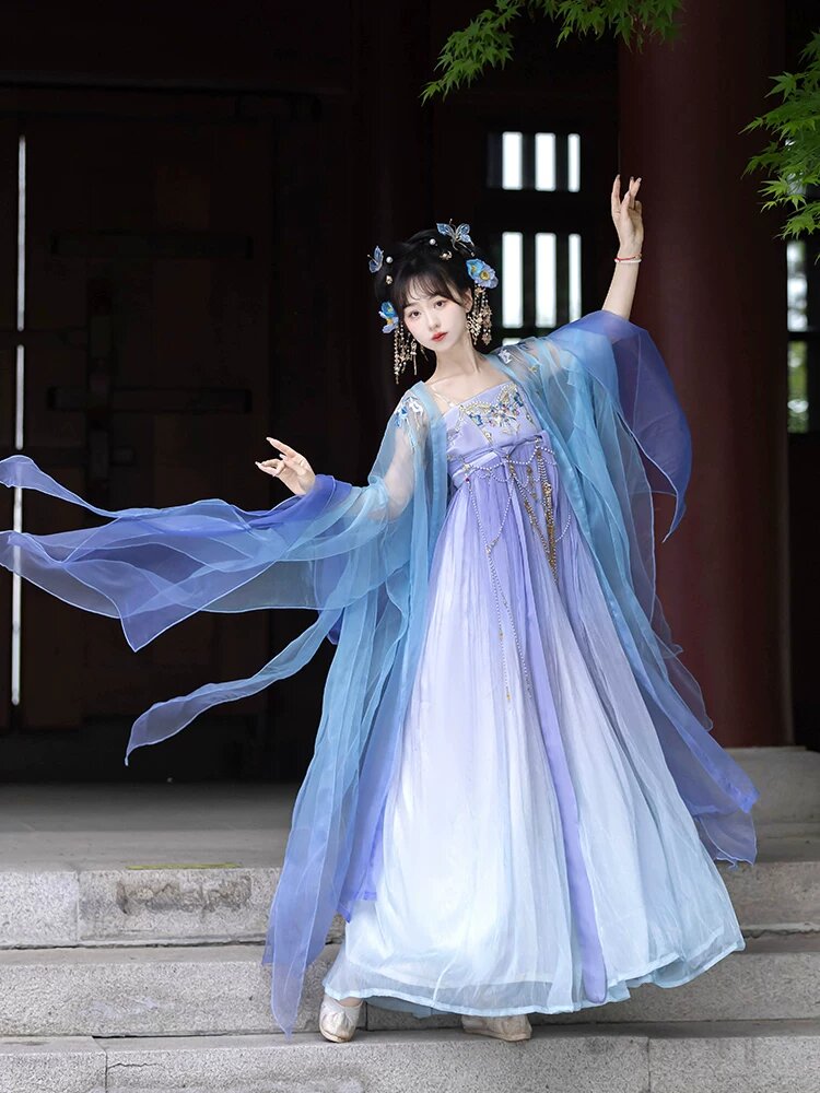 The Fusion of Traditional Hanfu and Modern Mobile Technology:A Cultural Journey The Fusion of Traditional Hanfu and Modern Mobile Technology:A Cultural Journey