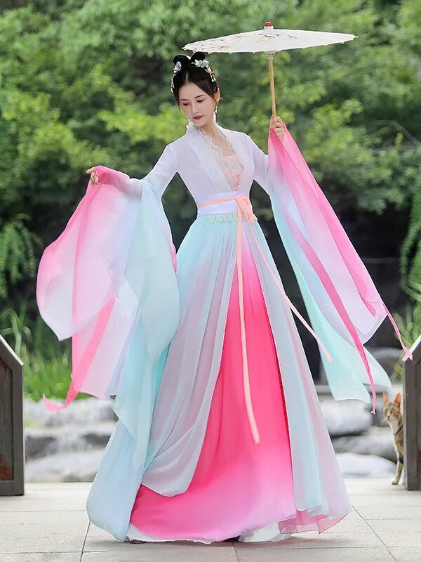Tall and Elegant:The Rise of Neck-Hanging Cheongsam Fashion Tall and Elegant:The Rise of Neck-Hanging Cheongsam Fashion