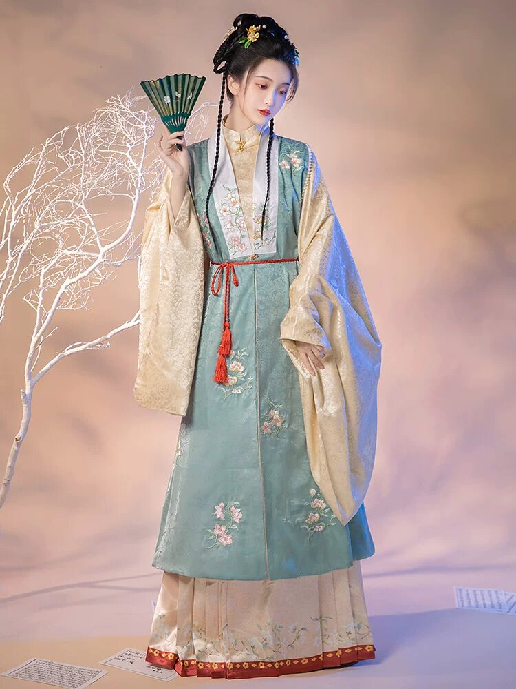 The Youthful Student in a Cheongsam:Embracing Traditional Elegance The Youthful Student in a Cheongsam:Embracing Traditional Elegance