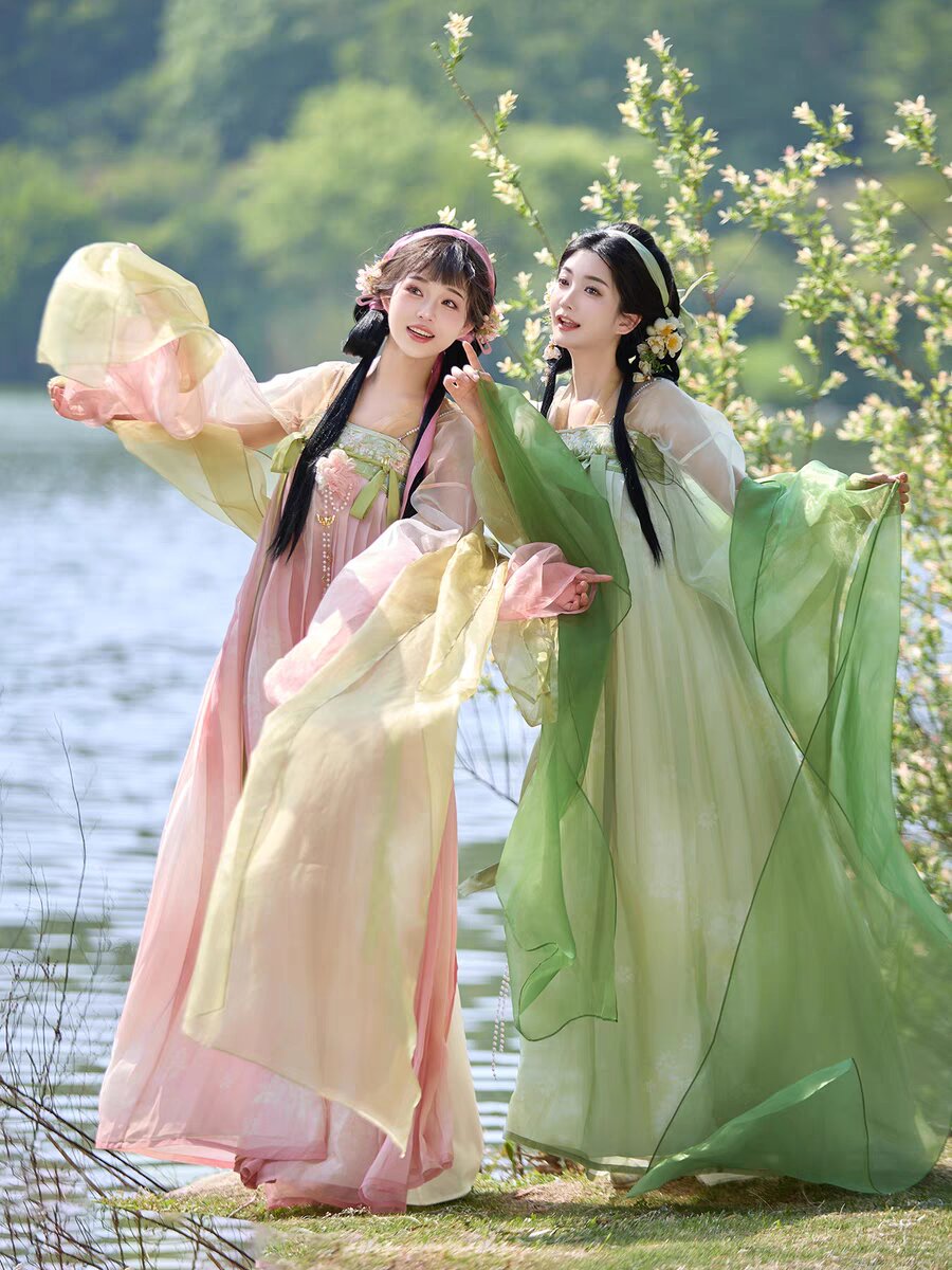 Red Hanfu Headdress for Women:Latest Fashion Trends in Traditional Beauty Red Hanfu Headdress for Women:Latest Fashion Trends in Traditional Beauty